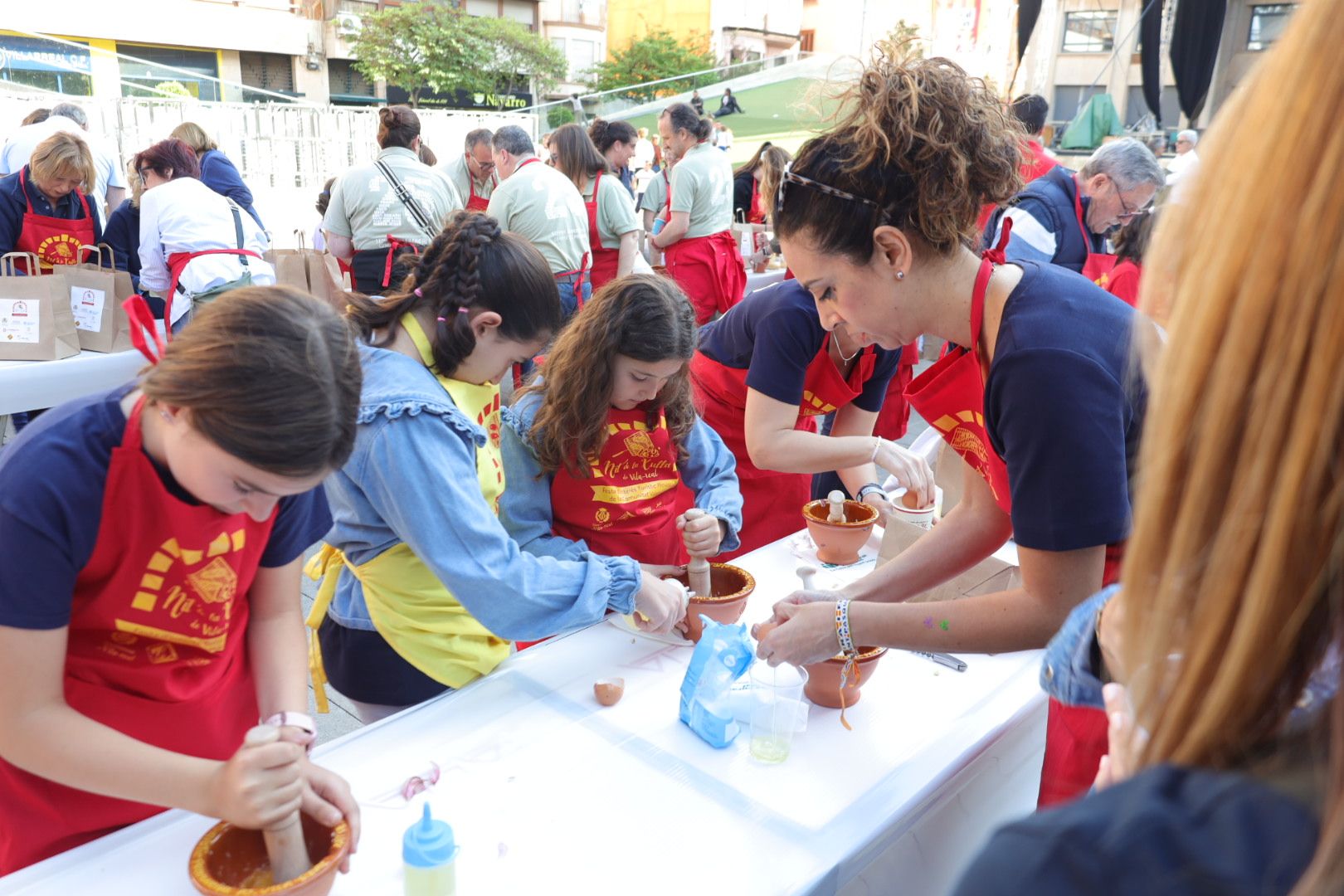 FOTOGALERÍA I Las imágenes de la Nit de la Xulla y del encuentro de elaboración de allioli de las fiestas de Vila-real