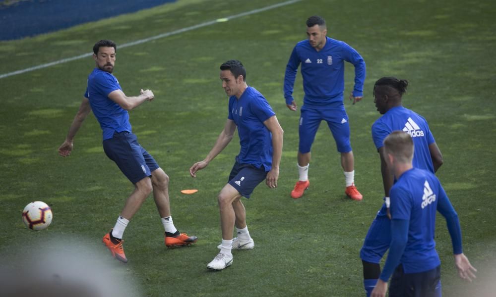 Los oviedistas apoyana a su equipo antes del derbi