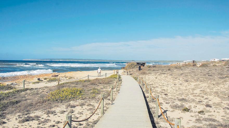 Pasarela para acceder a la playa.