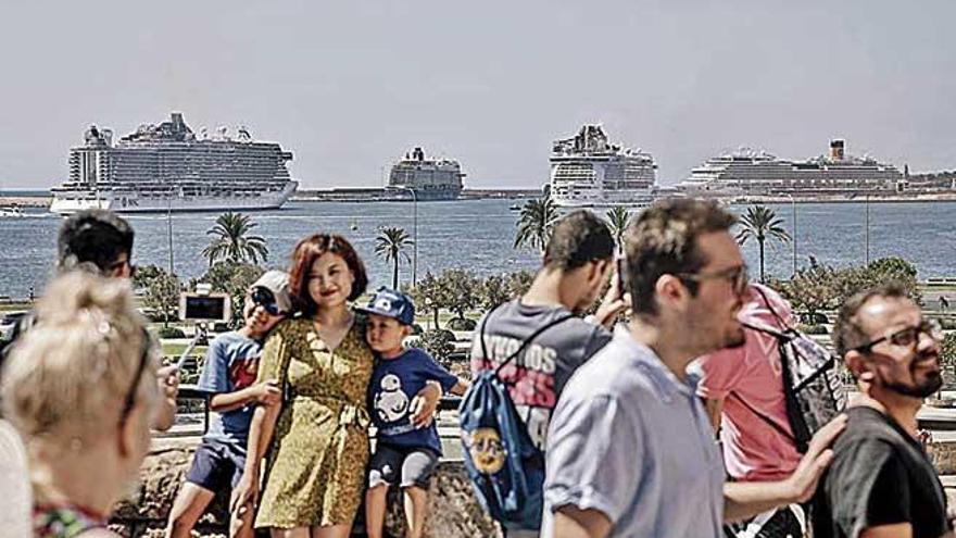 Cuatro cruceros en el puerto de Palma.