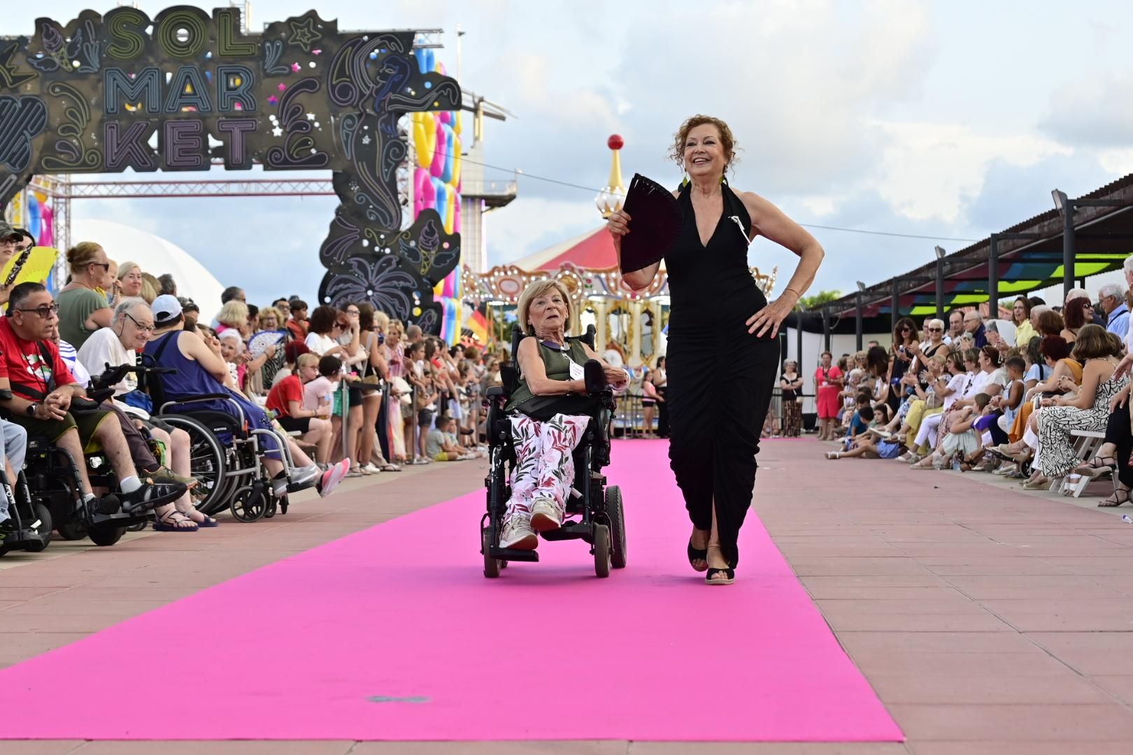 El Moll de Costa se viste de moda con el desfile solidario de Cáritas