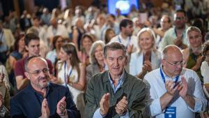Clausura del Congreso del PP de Catalunya. Llegada del presidente del Partido Popular, Alberto Núñez Feijóo, acompañado por el secretario general del PP, Miguel Tellado, y el presidente del PP de Catalunya, Alejandro Fernández, al Congreso del PP de Catalunya. Barcelona, a 27 de junio de 2026. AUTOR: MANU MITRU | EPC