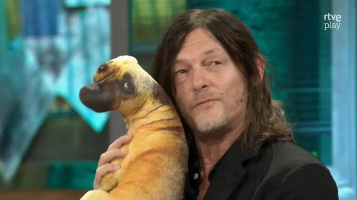 Norman Reedus fue a "La Revuelta" y se llevó del show el cojín de perro.