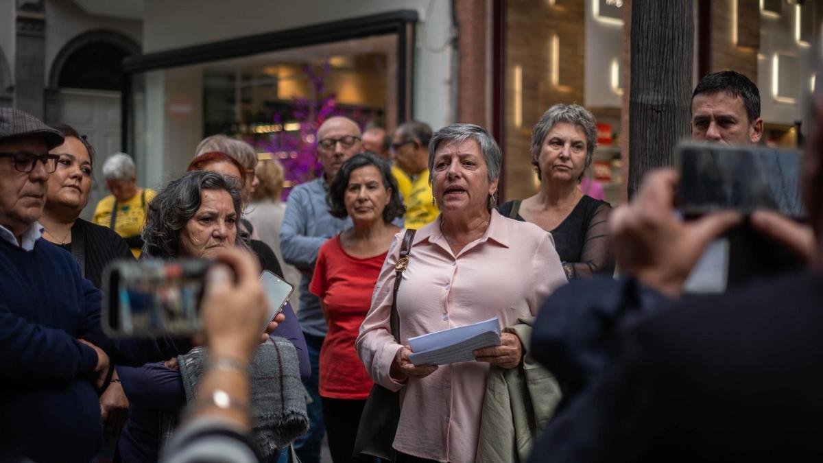 Manifestantes contra la ayuda a domicilio
