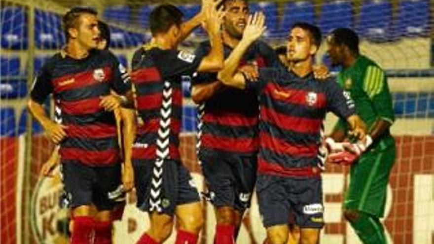 Els jugadors del Llagostera celebrant un gol aquesta pretemporada amb les samarretes sense publicitat.