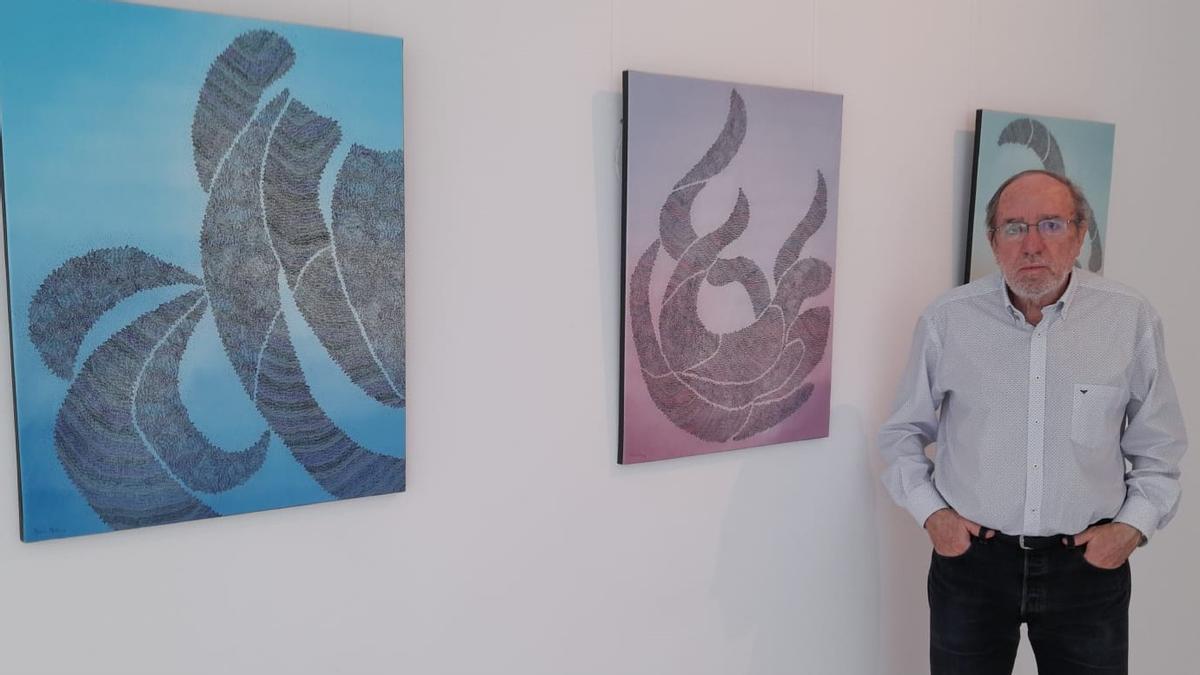 Ferrer Millán posa junto a sus obras en la exposición del Centro Cívico de Cuarte.