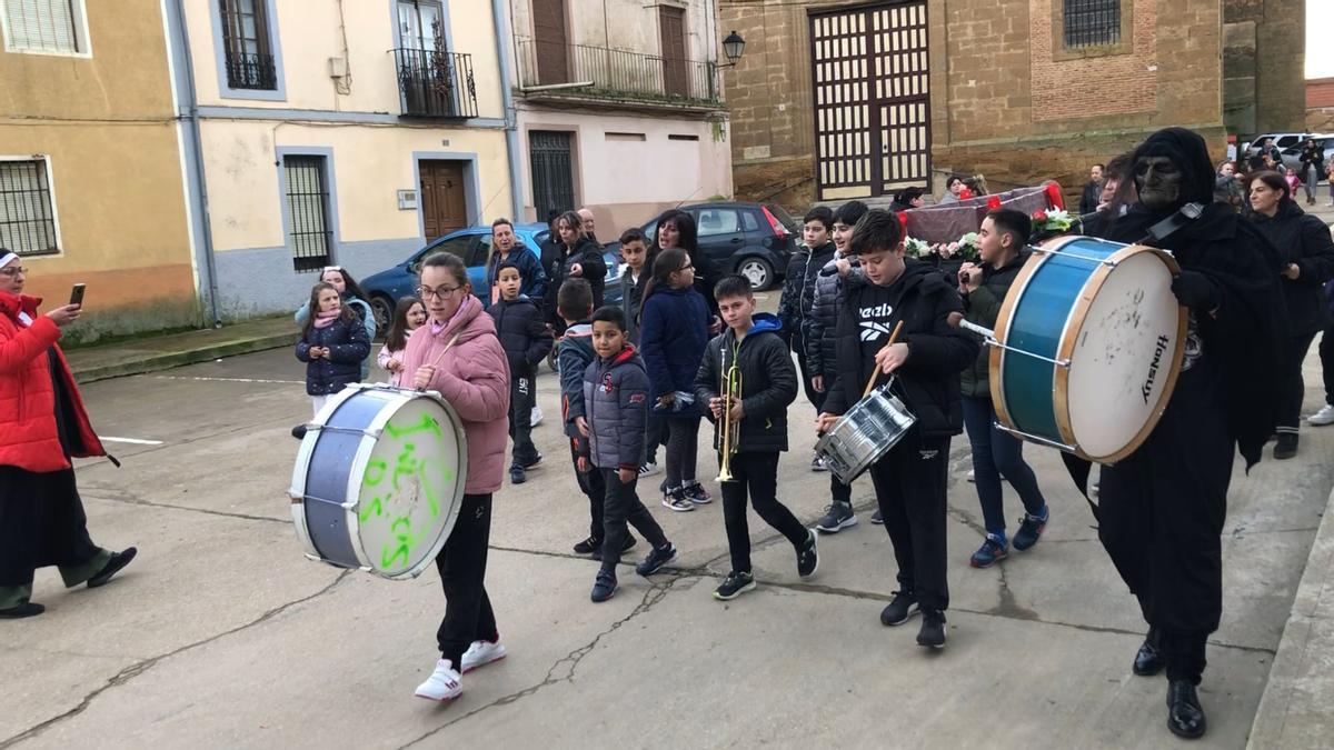 Vecinos de Villanueva del Campo desfilan en el Entierro de la Sardina