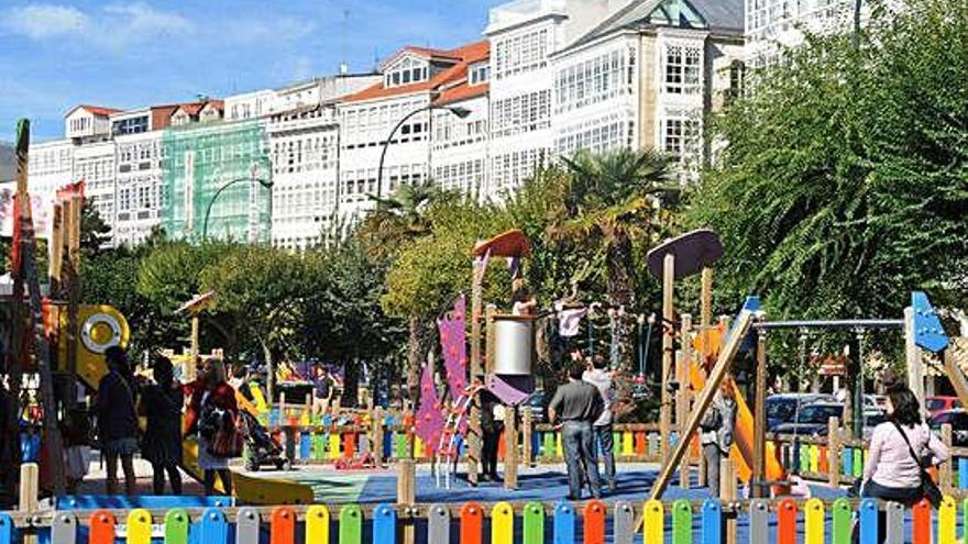 Un grupo de niños juega en el parque de la Marina.