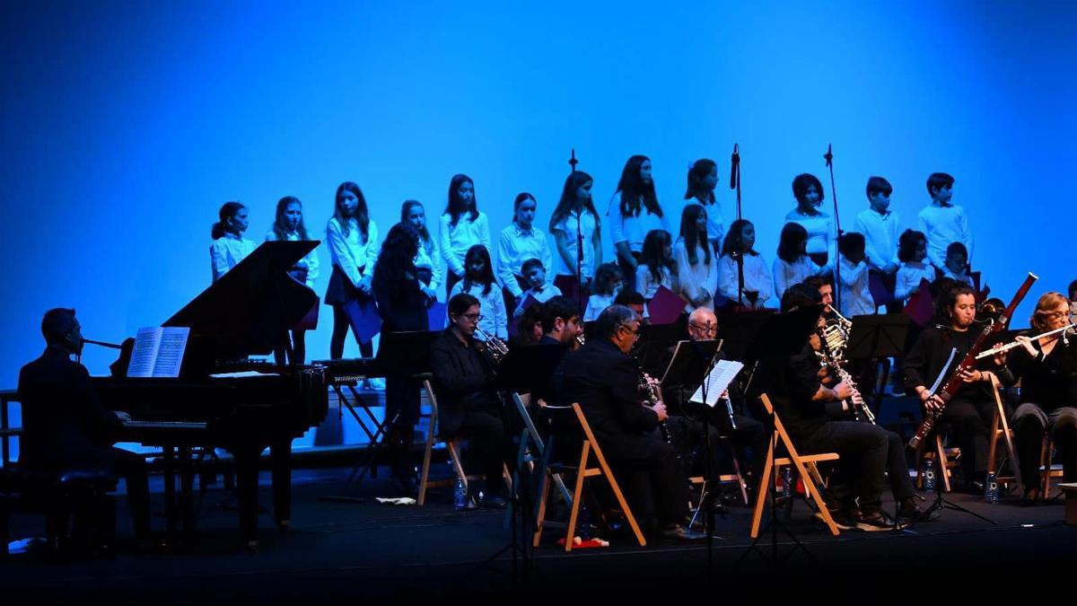 El coro infantil y la banda.