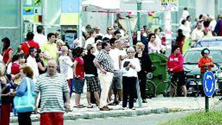 Vecinos y turistas desalojados por un aviso de bomba en Noja. / Esteban Cobo