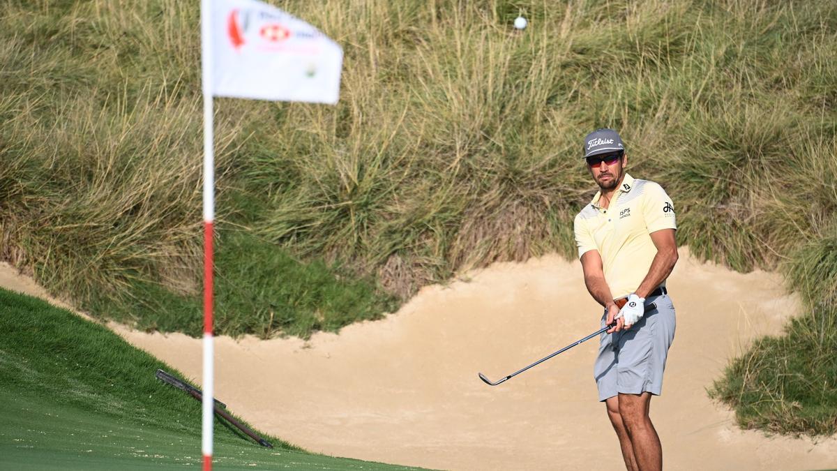 Rafa Cabrera Bello realiza un golpe en el Abu Dabi Golf Championship