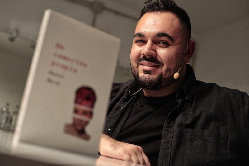 Instantes previos a la presentación del libro Un camerino propio