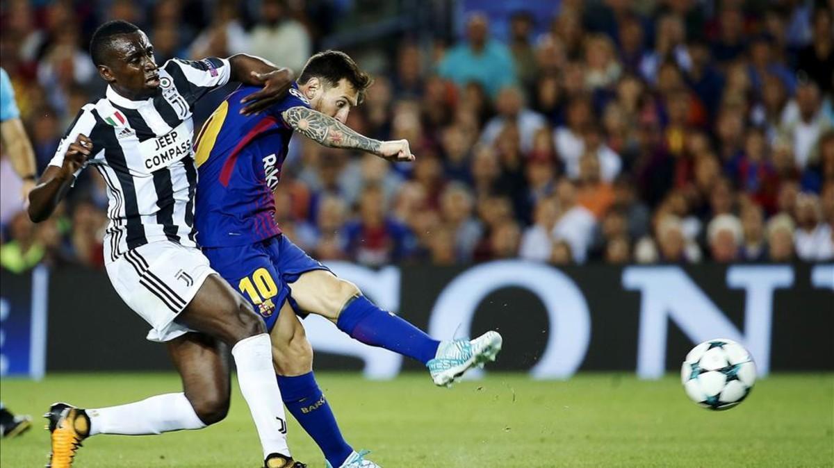 Messi dispara ante Matuidi en una de las acciones de peligro del argentino