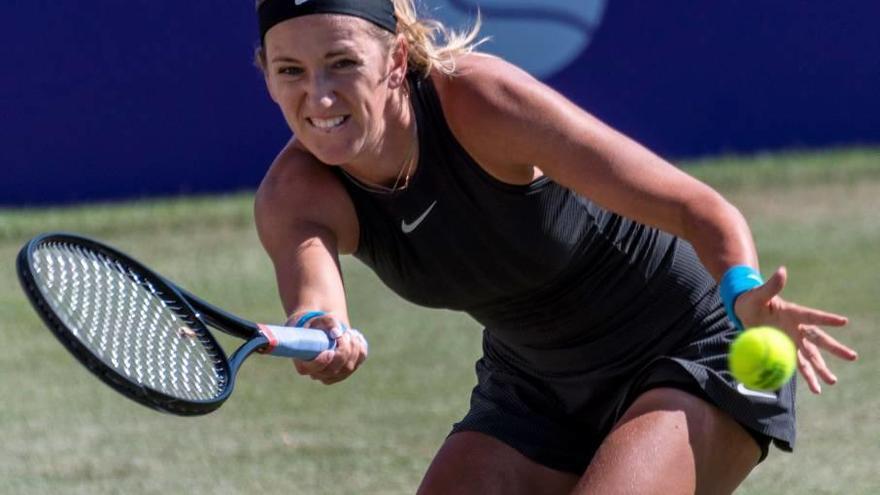 La bielorrusa Azarenka devuelve una pelota durante su partido de ayer ante la suiza Vögele.