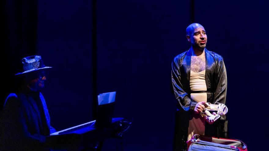 Актор Еду Діас представив у Нью-Йорку імерсивну виставу «Lipstick»