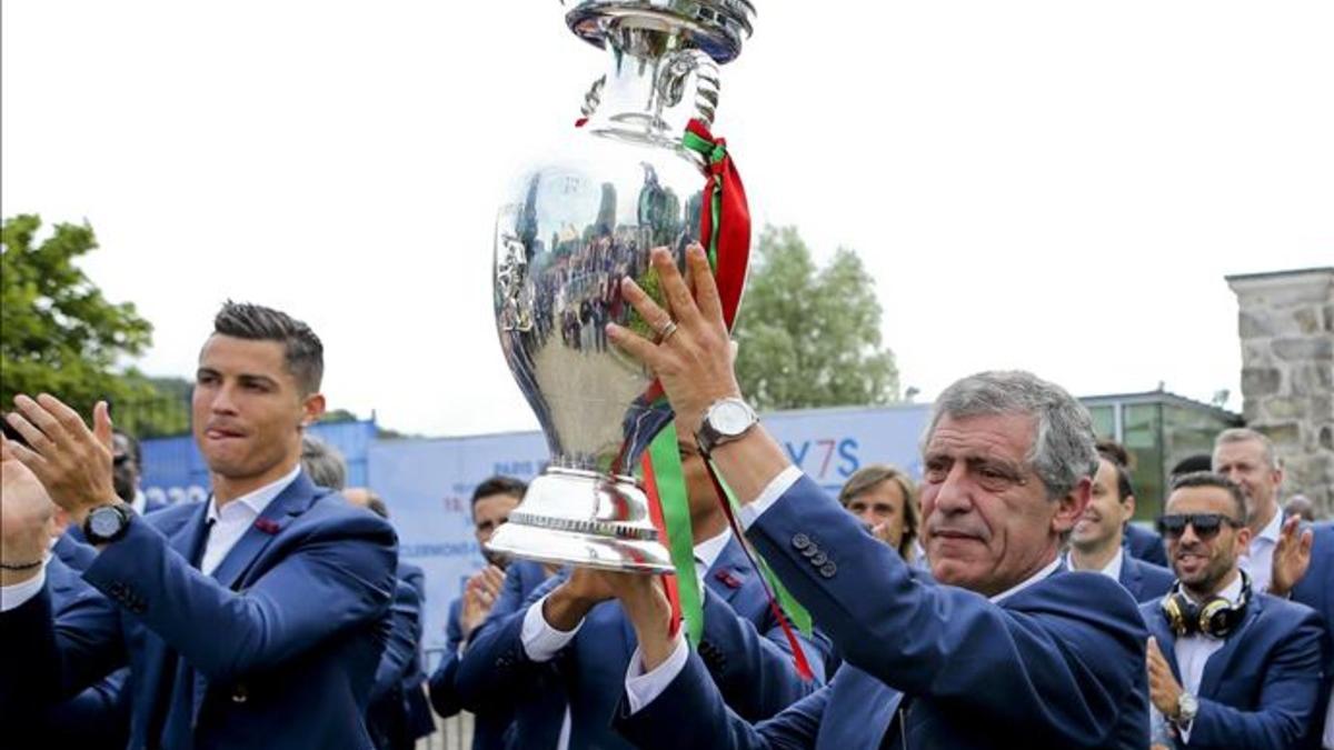 Fernando Santos, con la copa, junto a Cristiano Ronaldo