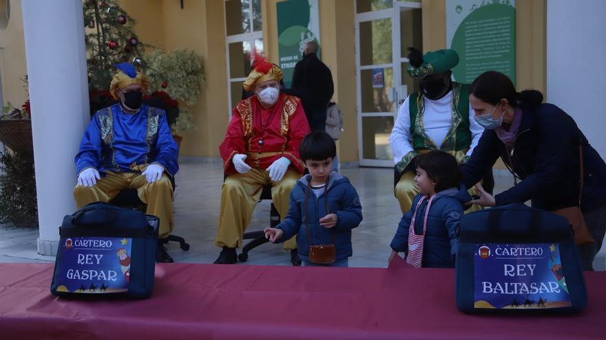 El Jardín Botánico de Córdoba recoge las cartas de los niños a los Reyes Magos