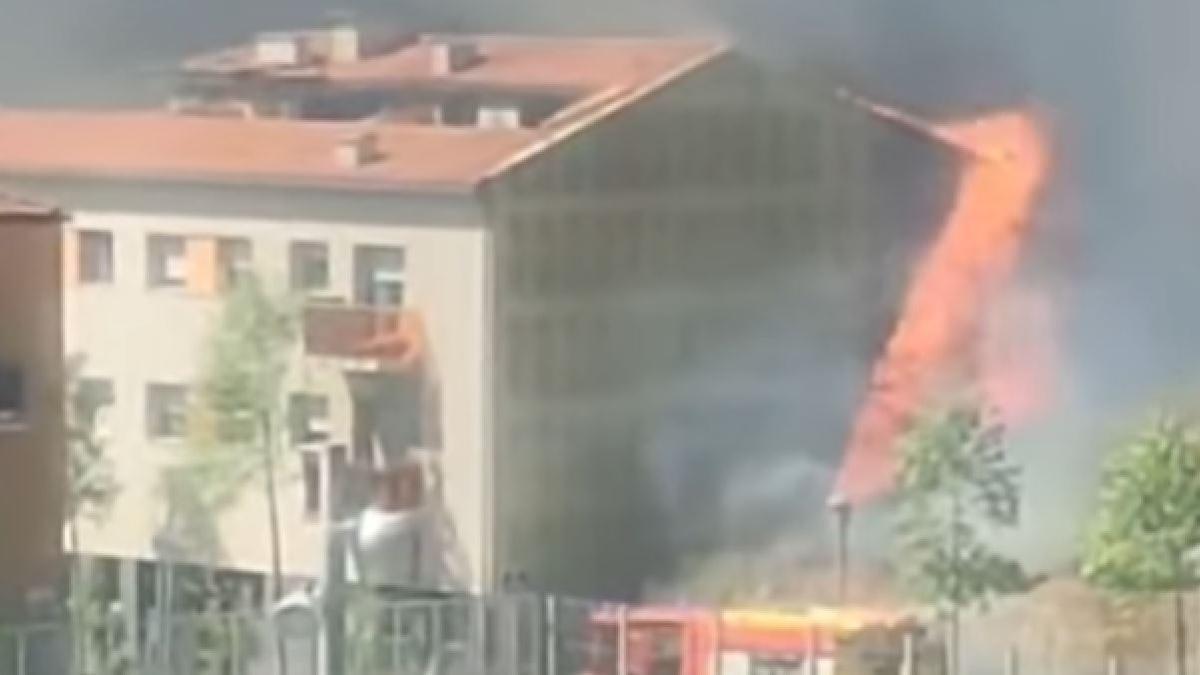 El foc a una de les parts de la façana de l'edifici.