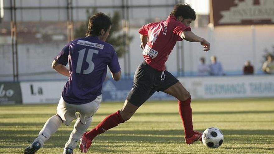 Un jugador del CD Benavente avanza con el balón en el amistoso ante el Palencia.