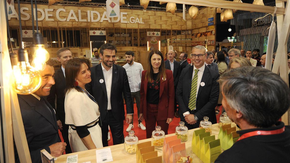 Os conselleiros Diego Calvo e María José Gómez, ambos os dous no centro, onte