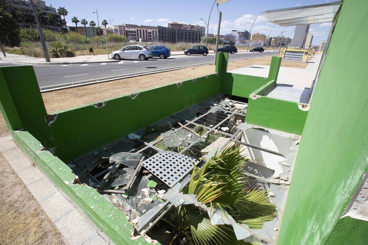 Una de las casetas de acceso al parking, rodeada de destrozos.