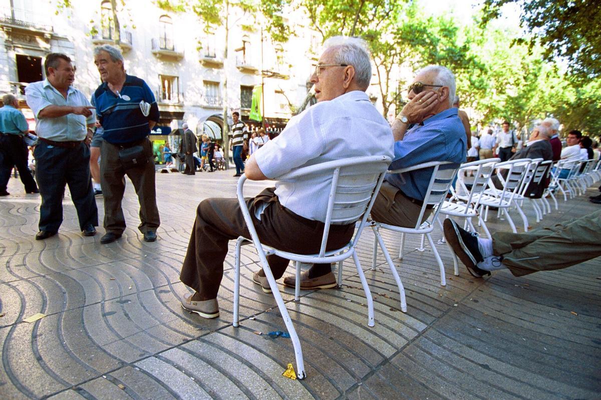Barcelona recupera las emblemáticas sillas de alquiler de La Rambla