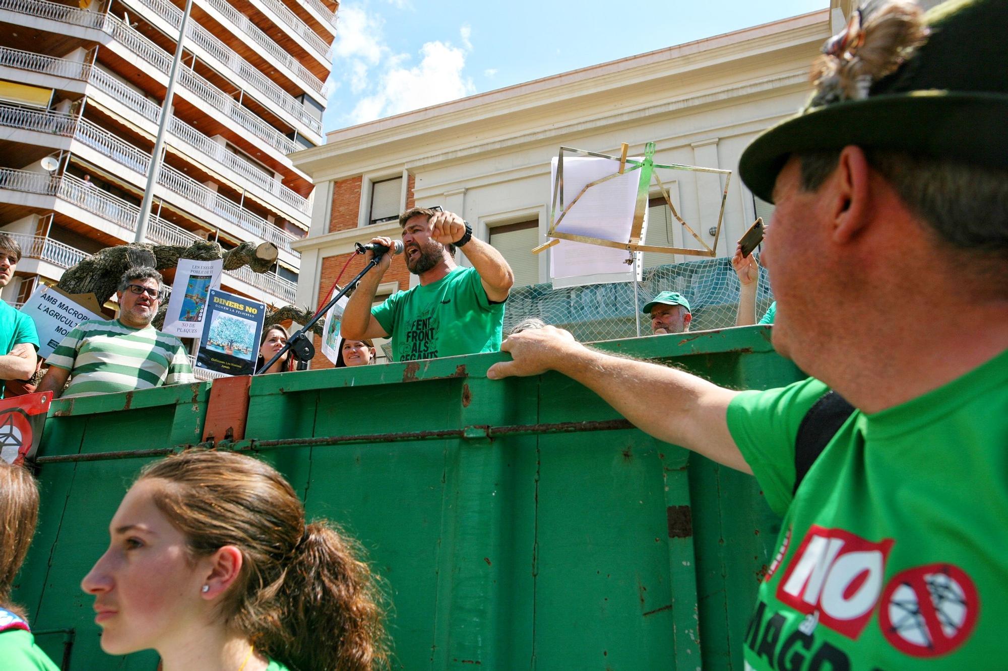 Una marea verde de 52 tractores y 700 personas grita en Castelló no a las macroplantas solares