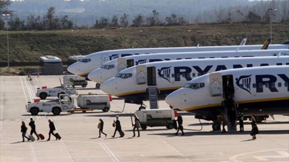 Pasajeros de Ryanair desembarcan de uno de los aparatos de la compañía en el aeropuerto de Girona.