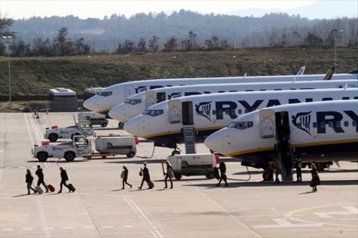 Passatgers de Ryanair desembarquen d’un dels aparells de la companyia a l’aeroport de Girona.