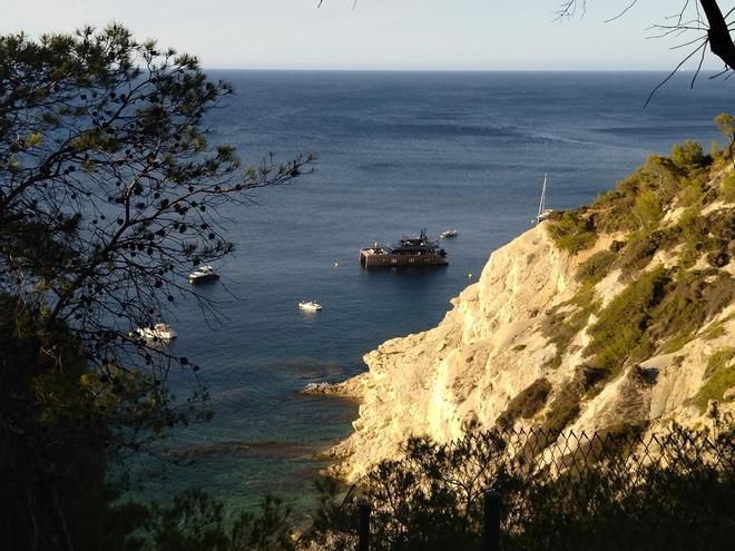 Un gran catamarán "se cuela" en el litoral más recoleto de Xàbia