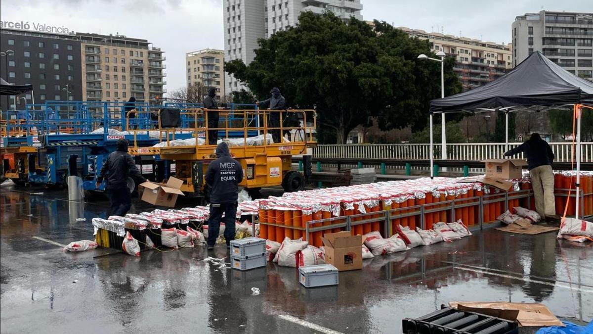 Imagen de los preparativos de la Nit del Foc