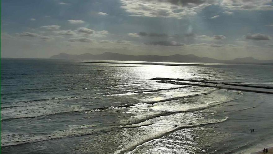 Ein paar Wolken, aber auch viel Sonne. So sieht es an der Playa de Muro aus.