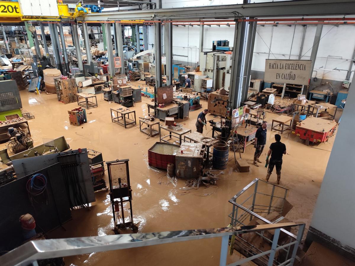 El interior de las instalaciones de Industrias Alegre, afectadas por la Dana.