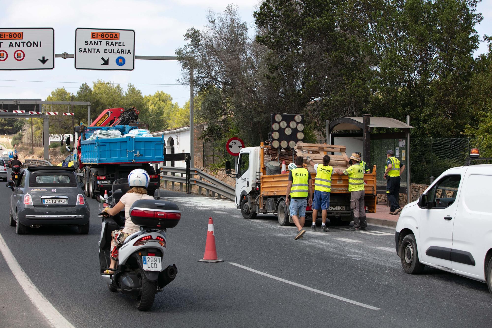 Un camión pierde su carga y provoca el corte de la carretera que une Ibiza y Sant Antoni