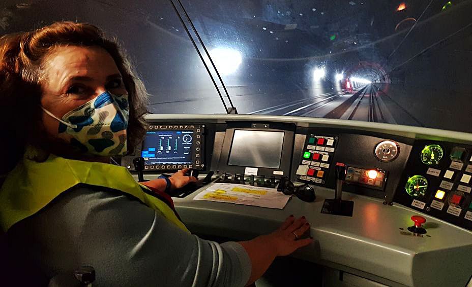 Mercedes García, ayer, a los mandos del tren laboratorio, en el interior del túnel de Pajares. | Ramón Díaz