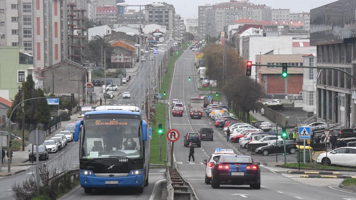 Tramo de la AC-415 con el cruce, al fondo, de la avenida Fisterra y la ronda de Outeiro.   | // CARLOS PARDELLAS