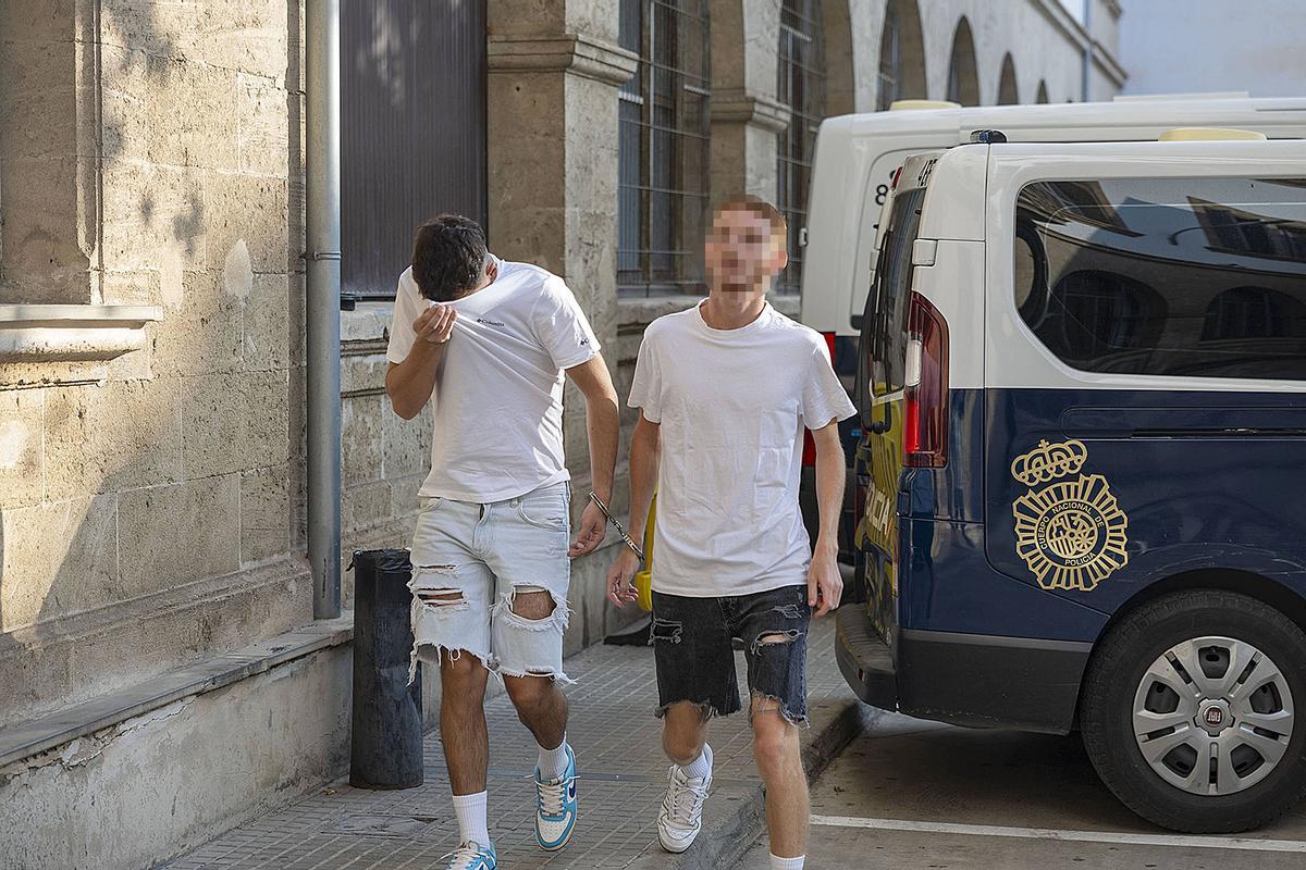 Dos de los acusados, en agosto pasado en los juzgados de Palma.