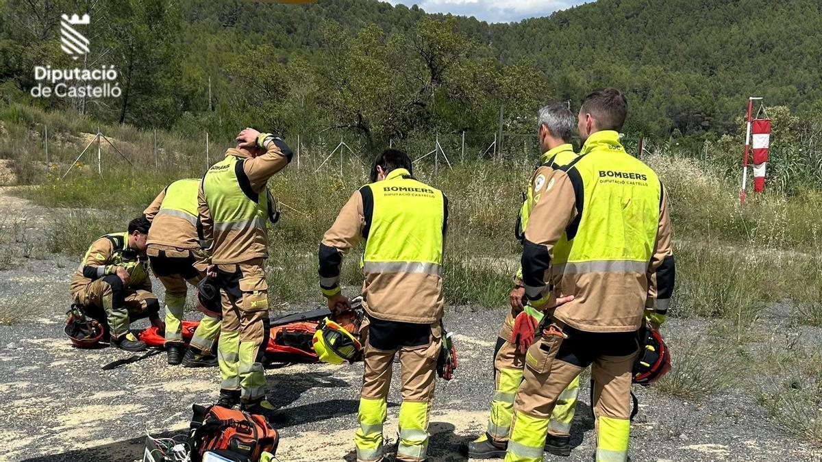 Los bomberos, tras la operación de este jueves en la que ha fallecido un hombre en Suera.