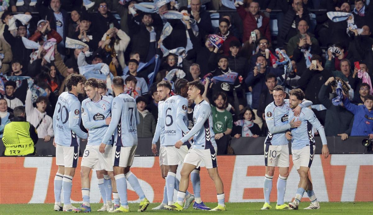 Los jugadores del Celta celebran el gol de Rueda.