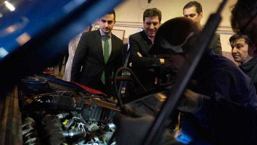 Efrén Fernández, Carlos Fernández Carriedo y Alberto Castro en el Centro de Formación Ocupacional.