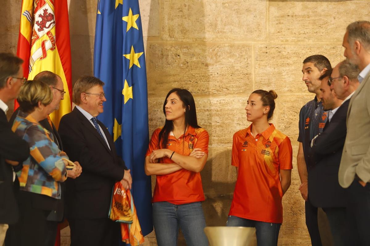 Puig dialoga con la comitiva del Valencia BC en el Palau de la Generalitat