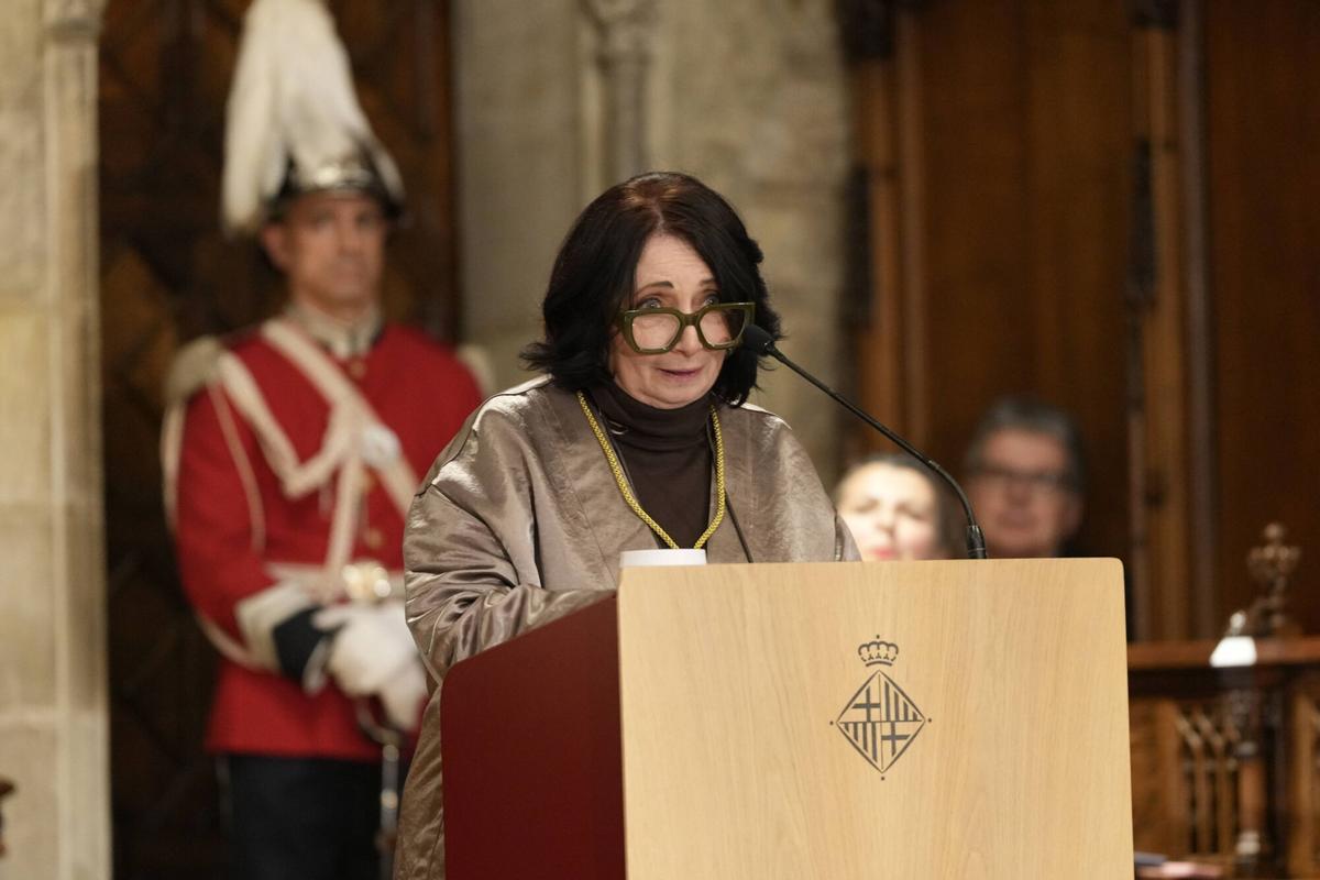 Barcelona 17/02/2026 El alcalde de Barcelona, Jaume Collboni, entrega la medalla de oro al mérito cultural a Marisol Schulz, directora de la FIL de Guadalajara Fotografía de Ferran Nadeu