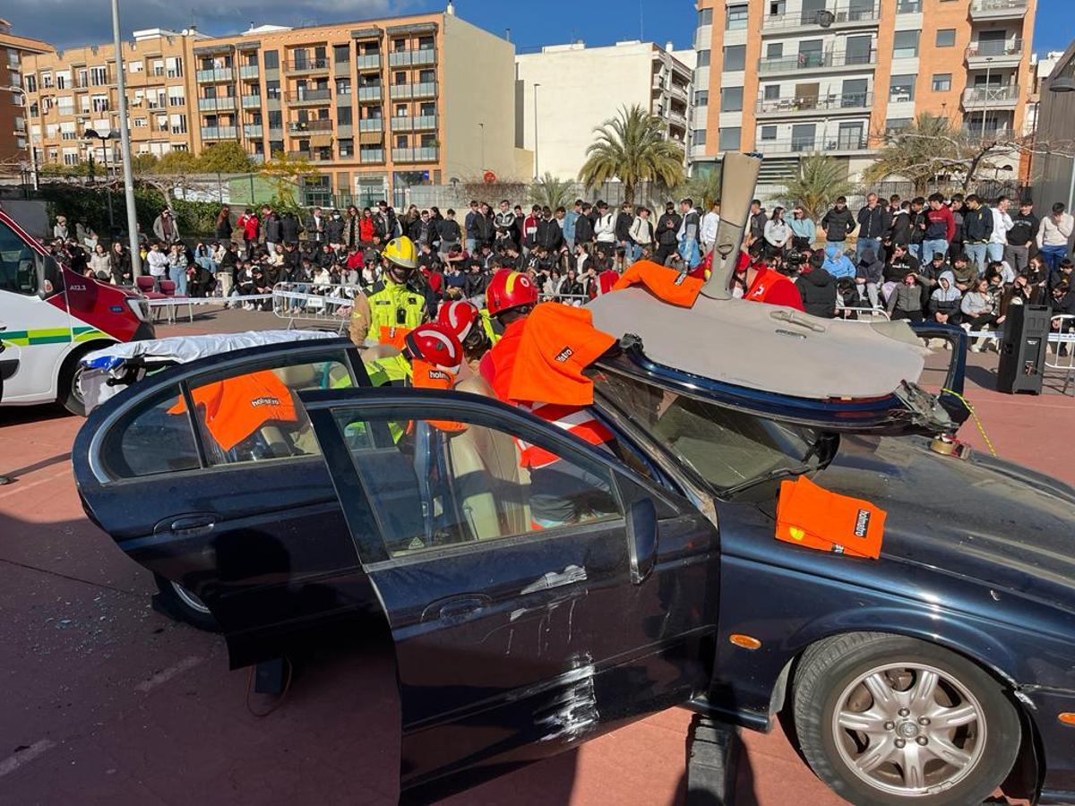 Decenas de estudiantes de secundaria han asistido al simulacro de accidente de tráfico.