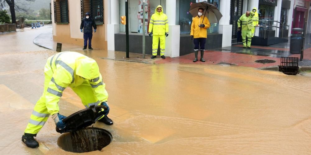 De nuevo, como a comienzos de año, el distrito de Campanillas ha sido el mas castigado por la acumulación de agua, desbordándose arroyos y anegándose muchas de sus calles.