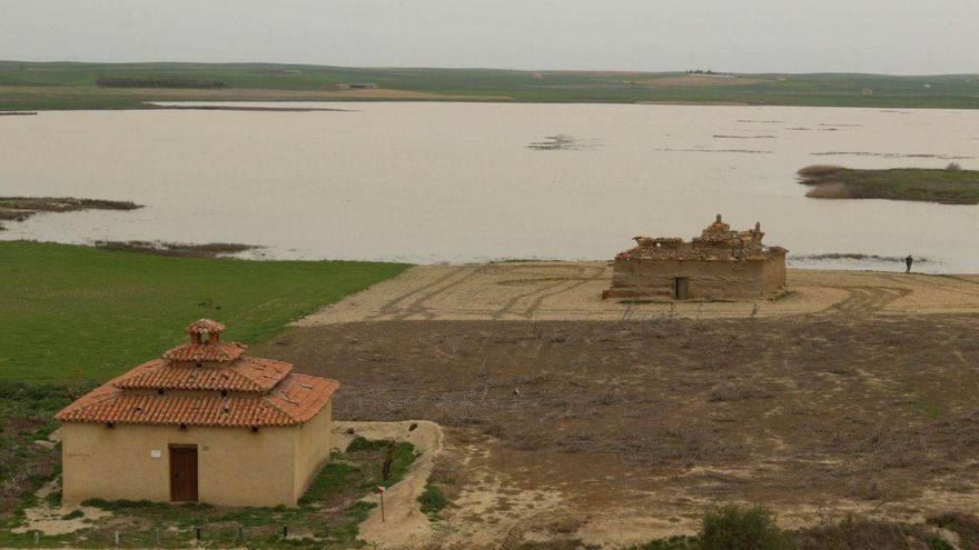 Dos palomares, símbolo de Tierra de Campos, junto a las Lagunas de Villafáfila, en el despoblado de Otero de Sariegos, uno de los 22 pueblos incluidos en el plan de estímulo de 1965. | José Luis Fernández