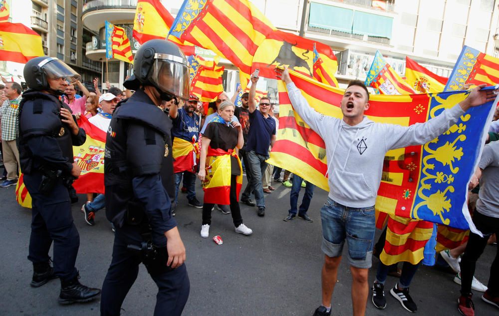 Una protesta ultra revienta la manifestación del Nou d'Octubre