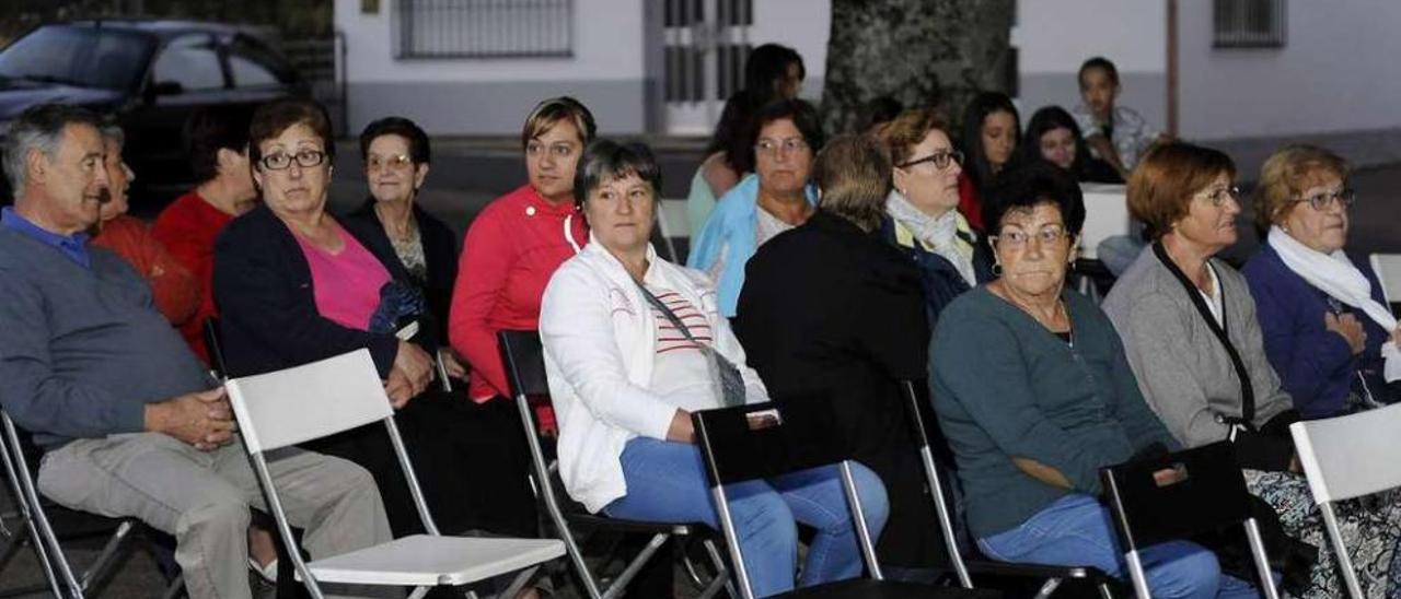 El ciclo de cine en las parroquias que organiza el Concello arrancó ayer en A Xesta. // Bernabé/Javier Lalín