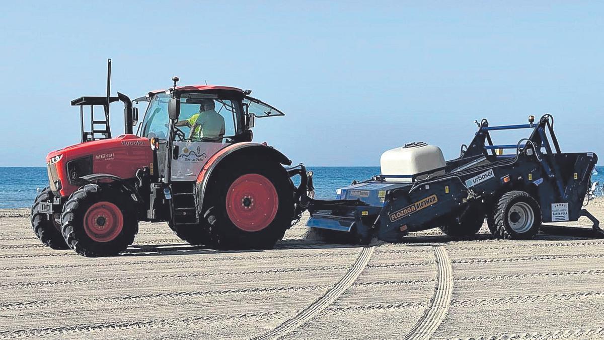 Nueva maquinaria para retirar los residuos de las playas de Santa Pola que se ha puesto en marcha este miércoles