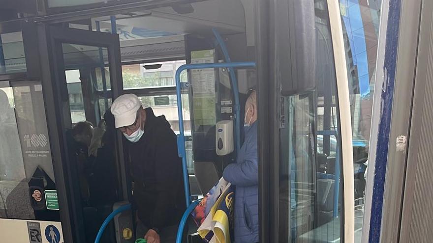 Herida una mujer en Palma al reventar un autobús de la EMT una marquesina con el retrovisor