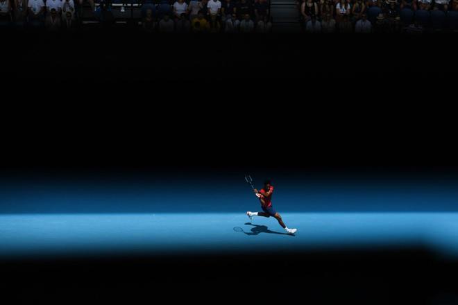 Gael Monfils en acción en su partido contra Dominic Thiem durante el Open Australia en Melbourne.